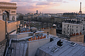 Aussicht auf Dächer und Triumpfbogen am Abend, Place de l'Etoile, Paris, Frankreich, Europa