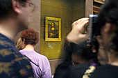 Tourists in the Louvre taking a photo of the Mona Lisa, Leonardo da Vinci, Louvre Museum, La Gioconda, Paris, France