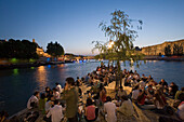 Menschen suchen Entspannung auf der Spitze der Isle de la Cité am Abend, Paris, Frankreich, Europa