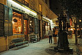 People in front of bookshop Shakespeare &amp; Company at night, Quartier Latin, Paris, France, Europe