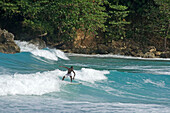 Jamaika Bostan Bay Surfer