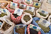 Marktstand mit getrockneten Kräutern und Gewürzen, Manacor, Mallorca, Balearen, Spanien, Europa