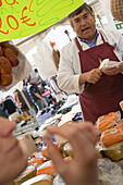 Frau verkostet Käse an Marktstand, Santa Maria del Cami, Mallorca, Balearen, Spanien, Europa