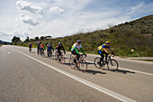 Radfahrer auf Straße, nahe Son Servera, Mallorca, Balearen, Spanien, Europa