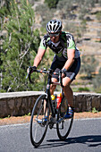 Radfahrer auf Bergpass im Serra de Tramuntana Gebirge, nahe Caimari, Mallorca, Balearen, Spanien, Europa