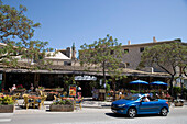 Blaues Cabriolet und Terrasse von Restaurant, Valldemossa, Mallorca, Balearen, Spanien, Europa