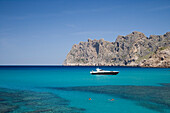 Luxusyacht ankert in Bucht von Cala de Sant Vicenc, Mallorca, Balearen, Spanien, Europa