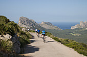 Radfahrer auf Straße nahe Talaia d'Albercutx Aussichtsturm, nahe Kap Formentor, Mallorca, Balearen, Spanien, Europa