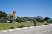 Radfahrer auf Straße, nahe Son Serra de Marina, Mallorca, Balearen, Spanien, Europa