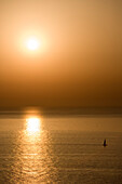 Segelboot bei Sonnenuntergang, Banyalbufar, Mallorca, Balearen, Spanien, Europa
