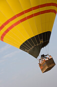 Luftaufnahme von Mallorca Balloons Warsteiner Heißluftballon, nahe Manacor, Mallorca, Balearen, Spanien, Europa