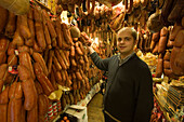 Mann mit Sobrasada Wurst im Colmado Santo Domingo Geschäft, Palma, Mallorca, Balearen, Spanien, Europa