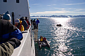 Expeditionsschiff und Zodiacs, Spitzbergen, Norwegen