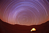Zelt unter dem Sternenhimmel in der Wüste, Libyen, Afrika