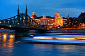 Der Fluss Danube, Szabadság Brücke und Hotel Gellert, Budapest, Ungarn