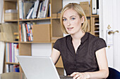 Junge Frau arbeitet am Computer, Laptop, München, Bayern, Deutschland