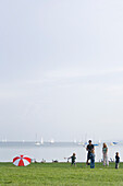 Familie spielt Krocket am Ufer vom Ammersee, Oberbayern, Bayern, Deutschland