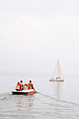 Familie in einem Tretboot auf dem Ammersee, Bayern, Deutschland