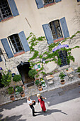 Leben in der Stadt, Zwei Leute unterhalten sich vor einem Hotel, Seillans, Côte d'Azur, Provence, Frankreich