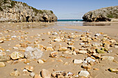 Playa de Cuevas del Mar, Pueblo de Cuevas, Concejo de Llanes, Paisaje Protegido de la Costa Oriental, Asturias, Spain.