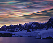 Perlmuttwolken über schneebedeckten Bergen, Antarktische Inseln, Antarktis