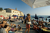 Urlauber am Strand von Budva, Montenegro