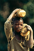 Junge trägt Holz, Zaire, Angola, Afrika