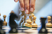 Hand bewegt Schachfigur, Schach, Planen, Strategie, Ziel, Zukunft