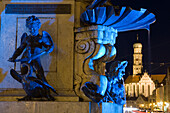Nahaufnahme vom Herkulesbrunnen, Basilika St. Ulrich und Afra im Hintergrund, Augsburg, Bayern, Deutschland