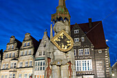 Marktplatz in Bremen bei Nacht mit Roland Statue und Bürgerhäusern, [Bremen ist UNESCO Welt Kulturerbe], Bremen, Deutschland, Europa