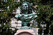 Porzellan Manufaktur Meissen, Bronzebüste Johann Friedrich Böttgers gegenüber der Manufaktur, Meissen, Sachsen, Deutschland, Europa