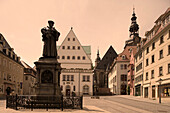Marktplatz mit Rathaus, St. Andreaskirche und Martin Luther Denkmal. Eisleben gehört seit 1996 zum UNESCO-Weltkulturerbe, Eisleben, Sachsen-Anhalt, Deutschland, Europa