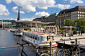 Ausflugsschiff auf der Binnenalster und Jungfernstieg unter Wolkenhimmel, Hamburg, Deutschland, Europa