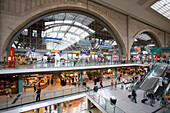 Innenansicht der Halle des Hauptbahnhofs, Leipzig, Sachsen, Deutschland, Europa