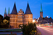 Holstentor, Marienkirche und St. Petri Kirche im Hintergrund bei Nacht, Lübeck, Schleswig-Holstein, Deutschland
