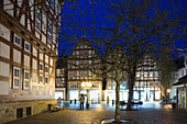 Das Rathaus, umgeben von Fachwerkhäusern bei Nacht, Melsungen, Hessen, Deutschland, Europa