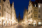 Die Lambertikirche zwischen Giebelhäusern am Prinzipalmarkt bei Nacht, Münster, Nordrhein-Westfalen, Deutschland, Europa