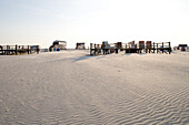Strandkörbe am Strand im Sonnenlicht, St. Peter Ording, Halbinsel Eiderstedt, Schleswig-Holstein, Deutschland, Europa