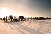 Strandkörbe am Strand bei Sonnenaufgang, St. Peter Ording, Halbinsel Eiderstedt, Schleswig-Holstein, Deutschland, Europa