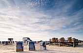 Strandkörbe am Strand unter Wolkenhimmel, St. Peter Ording, Halbinsel Eiderstedt, Schleswig-Holstein, Deutschland, Europa