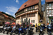 Motorräder auf dem Marktplatz mit Rathaus und Thomas Müntzer Denkmal, Stolberg, Sachsen-Anhalt, Deutschland, Europa