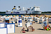 Menschen und Strandkörbe am Strand, Schiff im Hintergrund, Travemünde, Schleswig Holstein, Deutschland, Europa