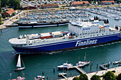 Blick über einen Frachter auf den Jachthafen von Travemünde, Schleswig Holstein, Deutschland, Europa