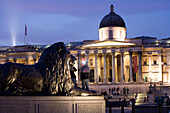 Trafalgar Square mit Löwen Skulptur und die National Gallery, London, England, Europa