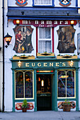 Pub in Ennistimon mit Wandmalereien, Eugenes, Ennistimon, County Clare, Irland, Europa