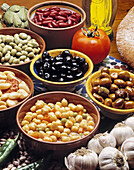 Vegetables and legumes: artichokes, beans, broad beans, tomatoes, oil, garlic, chickpeas, peppers,...