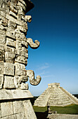 Detail of the Temple of Warriors and The Castle in background. Chichén Itzá. Mexico