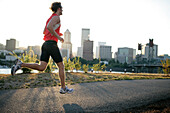 Läufer läuft entlang der Flußufer, Portland, Rennen von Mount Hood zur Küste, Hood to Coast, Oregon, USA