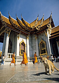 Drei Mönche in Wat Benchamabophit, Marmor Tempel, Bangkok, Thailand