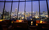 Blick von der Bar des Hilton Hotel auf das Bang Rak Viertel am Fluß, Bangkok, Thailand